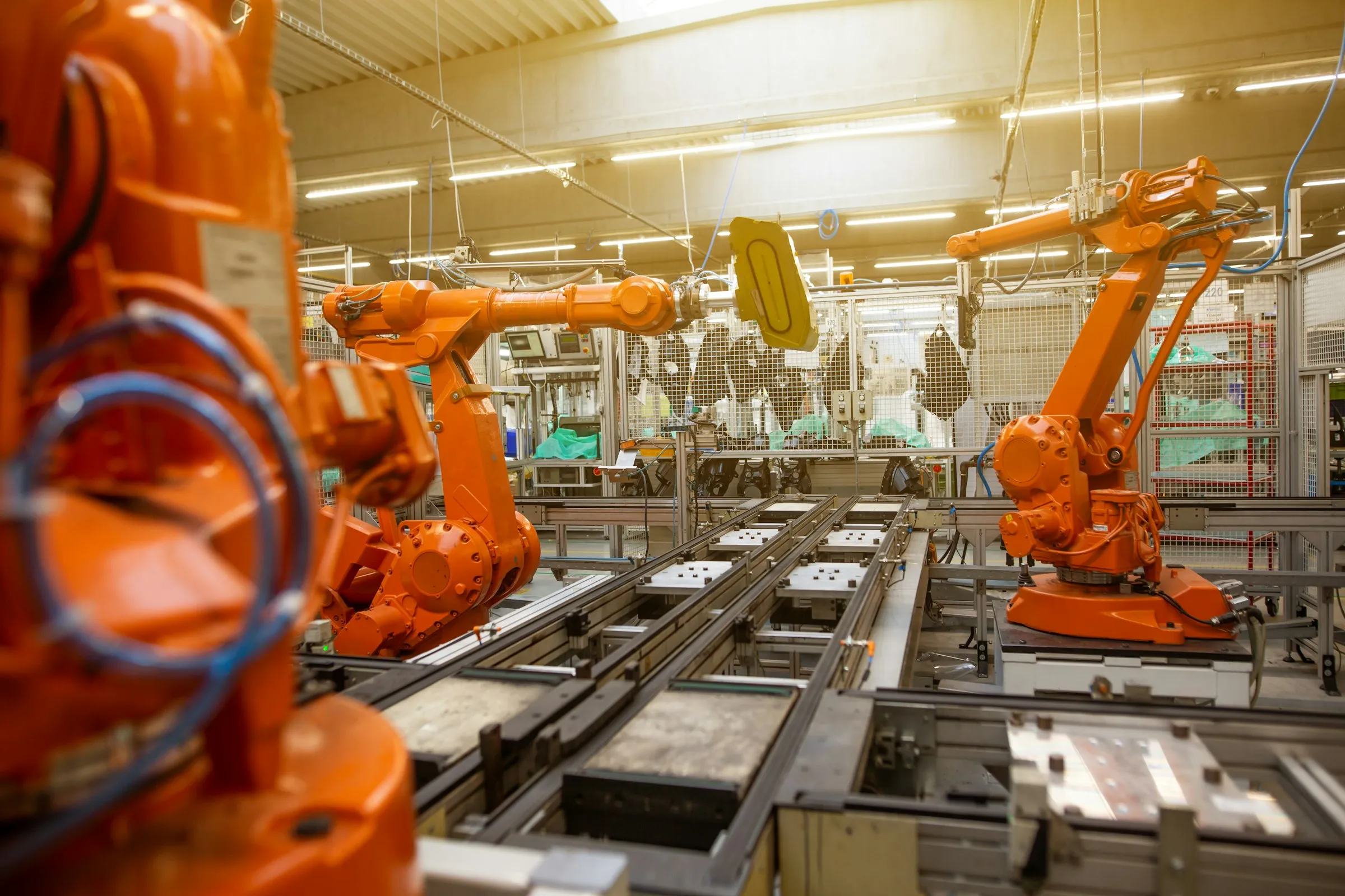 Industrieroboter in einer Fertigungsanlage